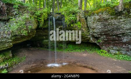 Scott Falls fällt etwa 10 Meter über einer Sandsteinklippe in einen kleinen Pool in Munising, Michigan Stockfoto
