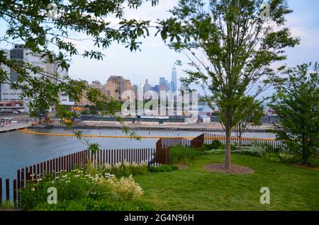 New Yorks neuester Park „The Little Island“ am Pier 55 in Manhattan wurde kürzlich eröffnet. Die Menschen werden gesehen, wie sie den Sommernachmittag im Park genießen. Stockfoto