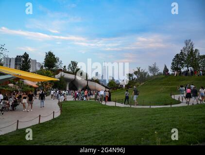 New Yorks neuester Park „The Little Island“ am Pier 55 in Manhattan wurde kürzlich eröffnet. Die Menschen werden gesehen, wie sie den Sommernachmittag im Park genießen. Stockfoto