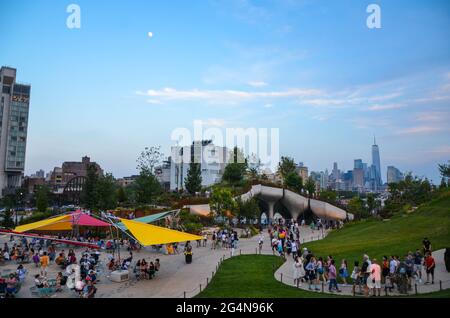 New Yorks neuester Park „The Little Island“ am Pier 55 in Manhattan wurde kürzlich eröffnet. Die Menschen werden gesehen, wie sie den Sommernachmittag im Park genießen. Stockfoto