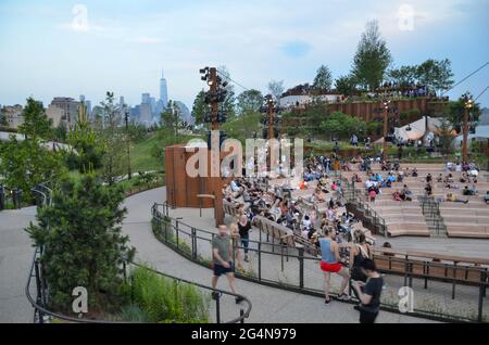 New Yorks neuester Park „The Little Island“ am Pier 55 in Manhattan wurde kürzlich eröffnet. Die Menschen werden gesehen, wie sie den Sommernachmittag im Park genießen. Stockfoto