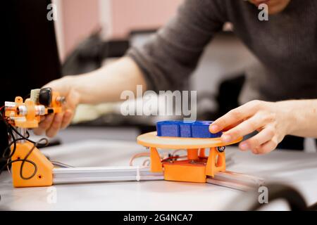 3d-Scanner die Kunststoff-Detail auf der Platte, innovative Technologie, um Modelle zu erstellen Stockfoto