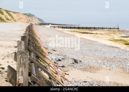 West Runton Beach mit den Felsenpools, hölzernen Meeresschutzanlagen und von den Klippen abgesichert. Gesehen an der Nord-Norfolk-Küste im Juni 2021. Stockfoto