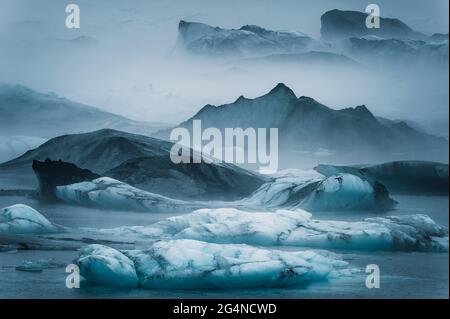 Eisberge, die im Wasser schwimmen Stockfoto