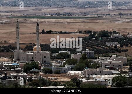 Laqiya, Israel. Juni 2021. Eine von mehreren Moscheen im Beduinen-gemeinderat von Laqiya, einem von der Regierung geplanten Township, das 1985 in der Negev-Wüste gegründet wurde. Der jahrzehntelange politische Kampf um die nicht anerkannten Beduinendörfer und die Entwicklung der bereits im israelischen Negev legalisierten Dörfer spitzt sich zu, da die neue Regierung der Einheit Bennett-Lapid auf die Unterstützung der Stimmen der vier Knesset-Sitze der Vereinigten Arabischen Liste Raam angewiesen ist. Kredit: Nir Alon/Alamy Live Nachrichten Stockfoto