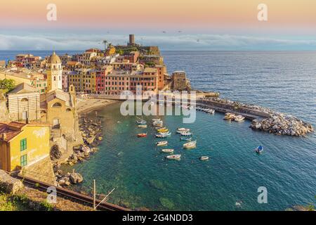Eine wunderbare Luftaufnahme des Cinque Terre Dorfes Vernazza, Italien Stockfoto