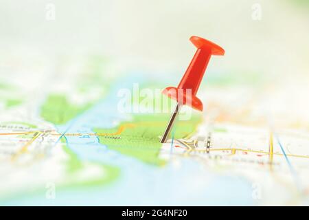 Selektiver Fokus des Push-Pins auf der Karte, rote Markierung auf dem Konzeptfoto der Navigationskarte Stockfoto