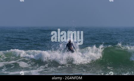 Am 26. März 2021 surft ein Mann in der Nähe des Strandes an der Johnson Beach National Seashore in Florida. Stockfoto