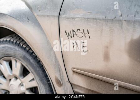 Wash me Text handgeschrieben auf dem Auto Fahrzeug während der schlechten Regenzeit Stockfoto