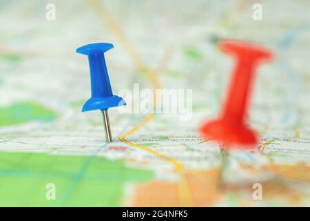 Zielhintergrund, Stadtplan mit roten und blauen Stecknadeln, selektiver Fokus Stockfoto