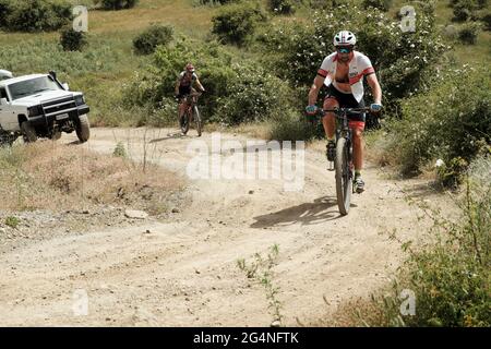 Erholung im Freien in Sizilien Natur Biker Reiten entlang eines Bergpfades nebrodi Park Stockfoto