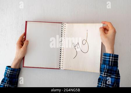 Der Autor unterschreibt das Autograph seines neuen Romans dem Fan-Leser, Popularity Concept Stockfoto