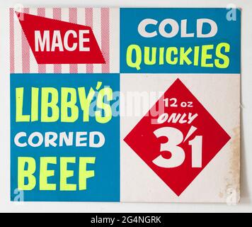 Karte zur Anzeige der Preise im Geschäft der Vintage-1960er-Jahre - Libbys Corned Beef Stockfoto