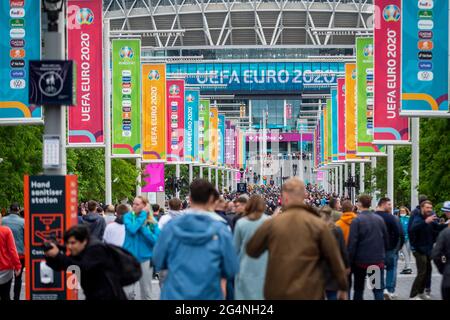 London, Großbritannien. 22. Juni 2021. Die Fans kommen vor dem Spiel der Gruppe D der Euro 2020 zwischen Tschechien und England im Wembley-Stadion an. Das Wembley Stadium wird das Halbfinale und das Finale ausrichten, wobei laut der britischen Regierung eine Kapazität von 75 % erlaubt ist, was etwas mehr als 60,000 Zuschauern entspricht, was bei einem großen Sportereignis seit Beginn der Pandemie am meisten erlaubt ist. Kredit: Stephen Chung / Alamy Live Nachrichten Stockfoto