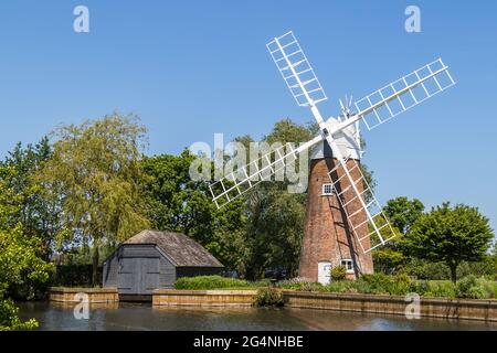 Hunsett Windmill auf den Norfolk Broads unter blauem Himmel im Juni 2021 in der Nähe von Stalham. Stockfoto