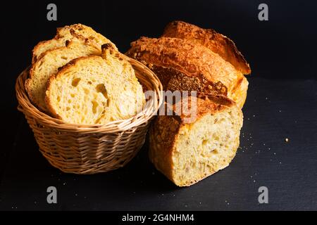 Food Concept handwerkliches knuspriges Maisbrot auf schwarzem Hintergrund mit Kopierfläche Stockfoto