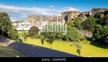 Altstadt von Edinburgh von Princes Street Gardens, Edinburgh, Schottland, Großbritannien Stockfoto