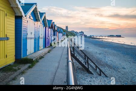 Hübsche Strandhütten Reihen sich am Oststrand von Cromer an der Küste an, die zum Pier an der Nord-Norfolk-Küste führt, aufgenommen im Juni 2021. Stockfoto