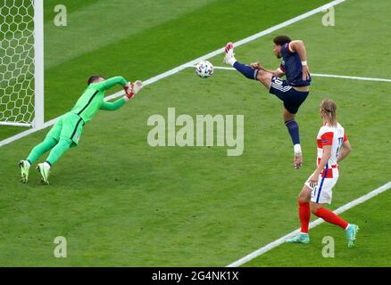 Der schottische Che Adams versucht während des UEFA Euro 2020 Gruppe D-Spiels im Hampden Park, Glasgow, einen Torschuss. Bilddatum: Dienstag, 22. Juni 2021. Stockfoto