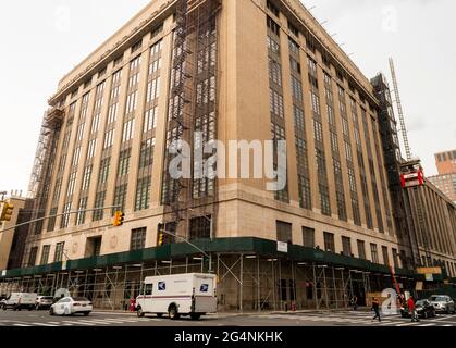 Arbeiter auf einem Gerüst an der Außenseite des Morgan Processing and Distribution Center (Morgan North) in Chelsea in New York am Dienstag, den 8. Juni 2021. Die oberen Stockwerke der massiven Anlage, die einen ganzen Stadtblock einnimmt, werden von Tishman Speyer zu Büros ausgebaut. (© Richard B. Levine) Stockfoto