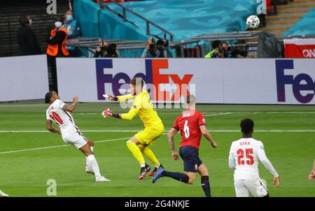 London, England, 22. Juni 2021. Raheem Sterling aus England schlägt den Ball an Tomas Vaclik aus Tschechien vorbei und schlägt den Posten beim UEFA-Europameisterschaftsspiel im Wembley-Stadion in London. Bildnachweis sollte lauten: David Klein / Sportimage Stockfoto