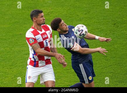 Der Kroatische Dejan Lovren (links) und der schottische Che Adams kämpfen während des UEFA Euro 2020 Gruppe-D-Spiels im Hampden Park, Glasgow, um den Ball. Bilddatum: Dienstag, 22. Juni 2021. Stockfoto