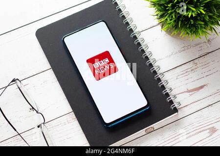 BBC News-Logo auf dem Telefonbildschirm. Stockfoto