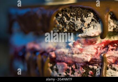 Nahaufnahme Makro-Fotografie von vollen Wuzetka Dessert Schokolade Biskuit mit weißen Sahnetorte aus Polen, Gebäck mit heißer Schokolade oder Creme Stockfoto