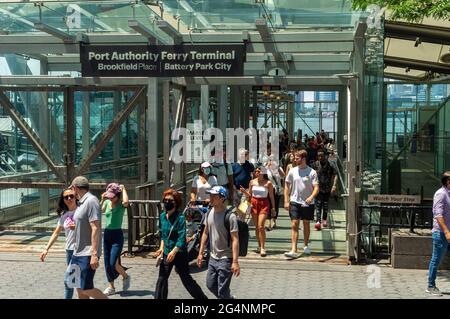 Am Samstag, den 19. Juni 2021, verlassen die Leute eine NY Waterways Fähre am Brookfield Place im Hudson River Park in New York. (© Richard B. Levine) Stockfoto