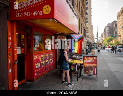 Ein Restaurant im Stadtteil Chelsea in New York zeigt am Montag, den 21. Juni 2021, eine Progress Pride-Flagge für Gay Pride. (© Richard B. Levine) Stockfoto