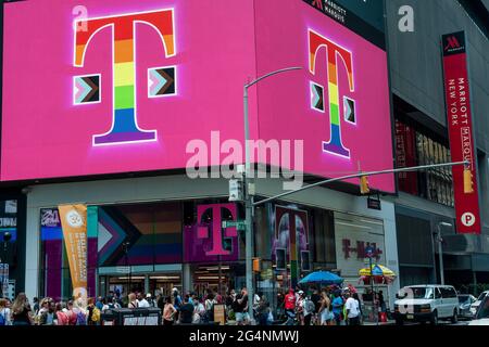 Am Sonntag, den 20. Juni 2021, wird die Beschilderung für den T-Mobile Store auf dem Times Square in New York für Gay Pride dekoriert. (© Richard B. Levine) Stockfoto