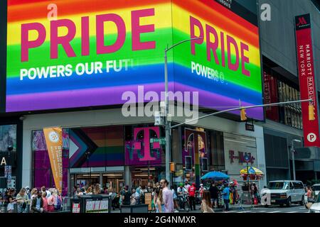 Am Sonntag, den 20. Juni 2021, wird die Beschilderung für den T-Mobile Store auf dem Times Square in New York für Gay Pride dekoriert. (© Richard B. Levine) Stockfoto