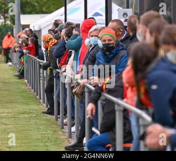 Fans und Unterstützer, die während des Spiels zwischen VV Koekelare und dem belgischen Fußballteam der ersten Liga KV Oostende, dem ersten Freundschaftsspiel von KV, abgebildet wurden Stockfoto