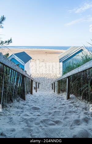 Sandtreppen führen zum Strand von Wells am Meer an der Nord-Norfolk-Küste, die man an einem Abend im Juni 2021 gesehen hat. Stockfoto