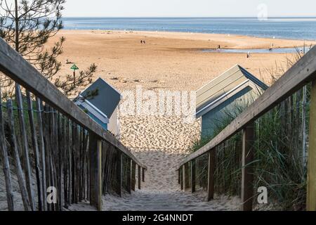 Sandbedeckte Holztreppen führen im Juni 2021 zu den Strandhütten von Wells am Meer an der Nordnorfolkküste. Stockfoto