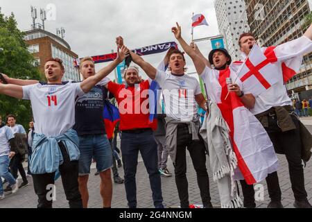 Wembley Stadium, Wembley Park, Großbritannien. Juni 2021. Fans aus England und der Tschechischen Republik umarmen sich vor dem Wembley-Stadion, bevor sie heute Abend das EM 2020-Spiel ihres Teams antreten. Um 20:00 Uhr beginnt das letzte Spiel der Gruppe D der UEFA-Fußball-Europameisterschaft im Wembley-Stadion. Amanda Rose/Alamy Live News Stockfoto