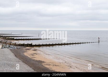 Die Groynes am Strand von Sheringham erstrecken sich bis ins Meer an der Nordnorfolk-Küste, die im Juni 2021 zu sehen war. Stockfoto