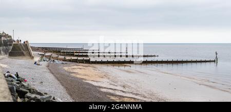 Die Groynes am Strand von Sheringham erstrecken sich bis ins Meer an der Nordnorfolk-Küste, die im Juni 2021 zu sehen war. Stockfoto