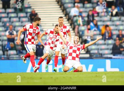 Hampden Park, Glasgow, Großbritannien. Juni 2021. Fußball-Europameisterschaften 2020, Schottland gegen Kroatien; Nikola Vlasic aus Kroatien feiert, nachdem er Kroatien in der 17. Minute in die 1-0-er-Führung versetzt hat.Quelle: Action Plus Sports/Alamy Live News Stockfoto