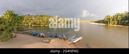 Passagierkanus am Strand neben dem Rio Napo, in der Nähe des Dorfes Misahualli, ein beliebtes Ziel für Abenteuertourismus im ecuadorianischen Amazonas. Stockfoto