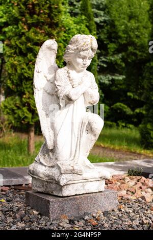 Weiße Engelsstatue im Park aus der Nähe Stockfoto