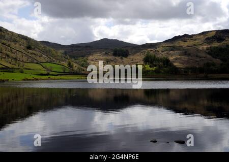 Watendlath Tarn, in der Nähe des Weilers Watendlath im englischen Lake District. Angler können oft gesehen werden Fliegenfischen für Forellen von Booten auf dem tarn. Stockfoto
