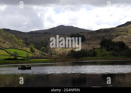 Watendlath Tarn, in der Nähe des Weilers Watendlath im englischen Lake District. Angler können oft gesehen werden Fliegenfischen für Forellen von Booten auf dem tarn. Stockfoto