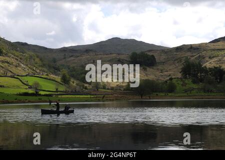 Watendlath Tarn, in der Nähe des Weilers Watendlath im englischen Lake District. Angler können oft gesehen werden Fliegenfischen für Forellen von Booten auf dem tarn. Stockfoto