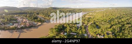 Luftpanorama des Dorfes Misahualli, ein beliebtes Ziel für Abenteuertouristen am Rio Napo im ecuadorianischen Amazonas. Spät aufgenommen Stockfoto