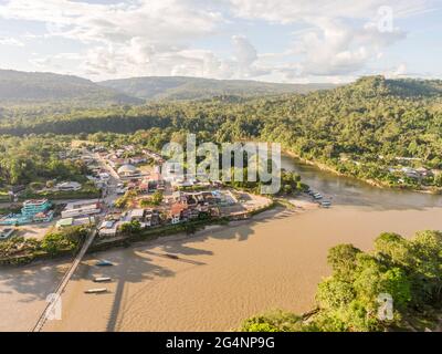 Luftaufnahme des Dorfes Misahualli, ein beliebtes Ziel für Abenteuertouristen am Rio Napo im ecuadorianischen Amazonas. Schoss in den späten Hinterachtern Stockfoto