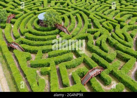 Das Labyrinth von Csillagösvény ist die zweitgrößte Attraktion von Ópusztaszer, Ungarn. Tolle Wahl für alle, die etwas Entspannung suchen. Stockfoto