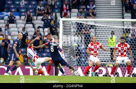 Der schottische Callum McGregor (Mitte) erzielt beim UEFA Euro 2020-Spiel der Gruppe D im Hampden Park, Glasgow, das erste Tor seiner Mannschaft. Bilddatum: Dienstag, 22. Juni 2021. Stockfoto