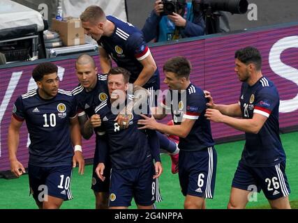 Der schottische Callum McGregor (Mitte) feiert das erste Tor seiner Mannschaft während des UEFA Euro 2020 Gruppe D-Spiels im Hampden Park, Glasgow. Bilddatum: Dienstag, 22. Juni 2021. Stockfoto