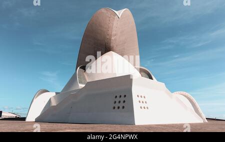 Nationales Wahrzeichen von Teneriffa: Auditorio de Teneriffa - das Opernhaus von Teneriffa, das ein Symbol für die Hauptstadt Santa Cruz de Teneriffa auf dem Kanarischen I ist Stockfoto